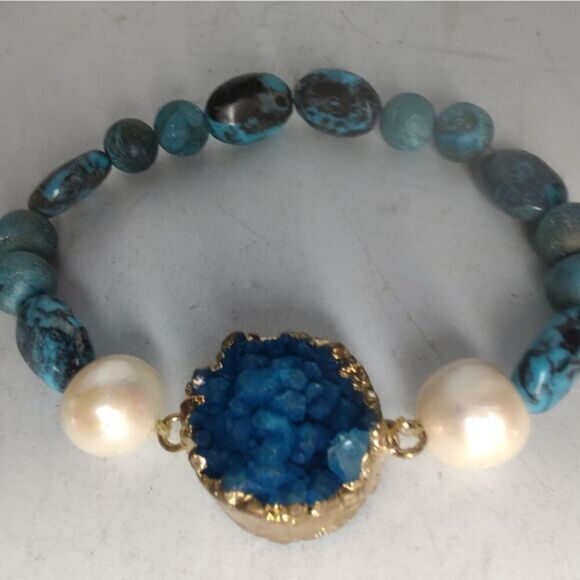 Turquoise, pearl and turquoise electroplated druzy bracelet on elastic. - Picture 1 of 2